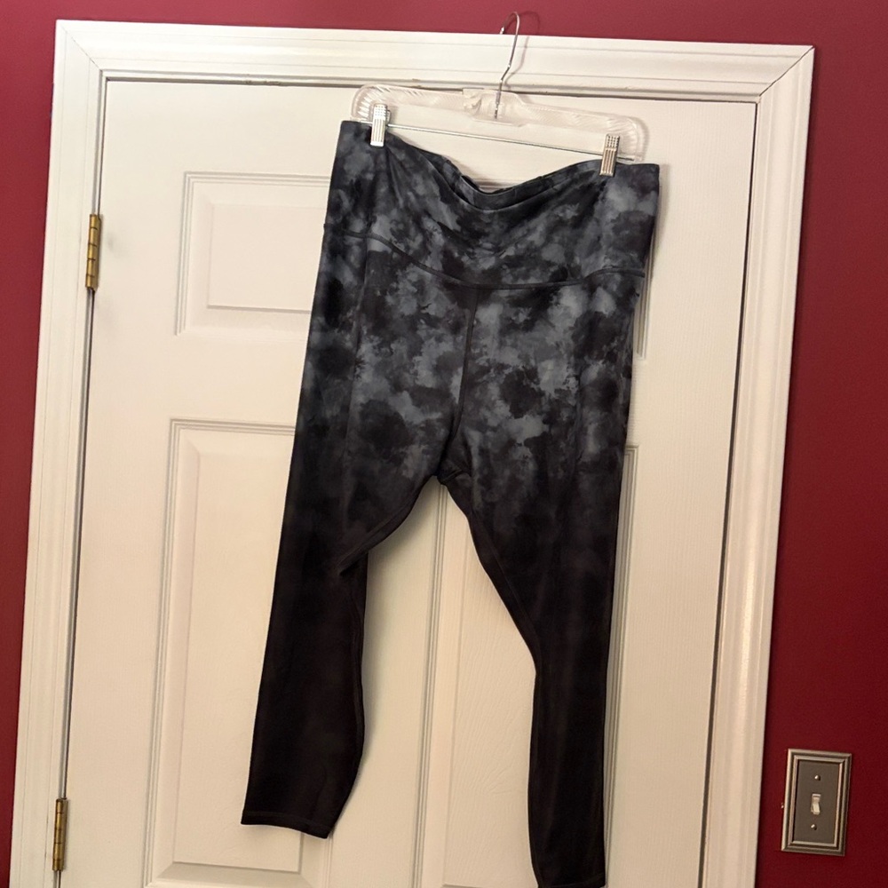 Athleta Charcoal Black Tie-Dye Crop Leggings